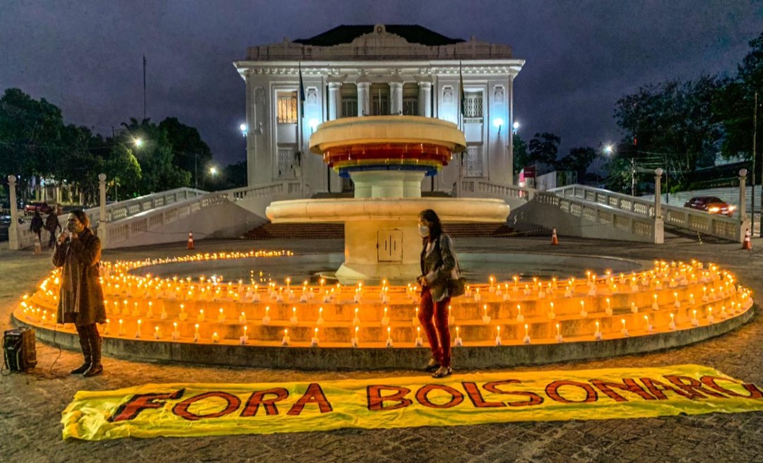 Velas são acesas na frente do Palácio em homenagem às vítimas fatais da covid-19; padre lamenta negacionismo no meio religioso